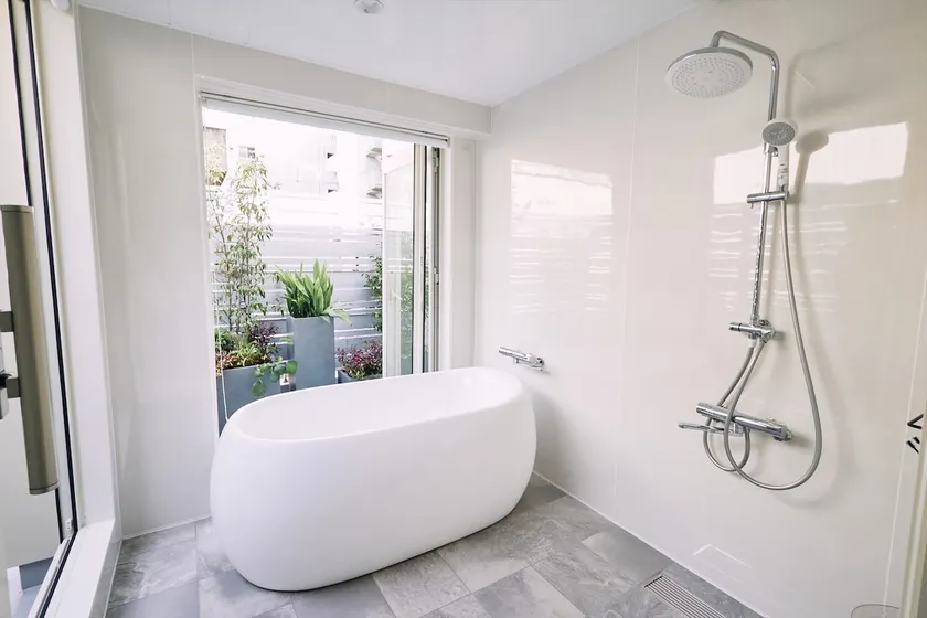 Semi-open-air bath with a view of the sky, an oasis in the city - 10-minute walk from Kochi Station, private floor rental STAY UWU 005 - Image 1
