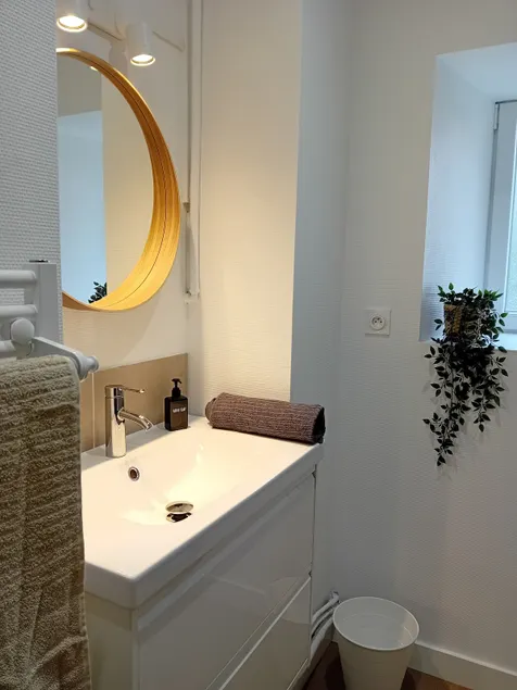 101 - 100% renovated apartment with spacious bedroom - Image 1