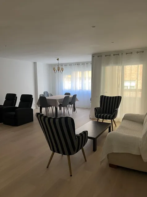 El Llombo Apartment - Image 1