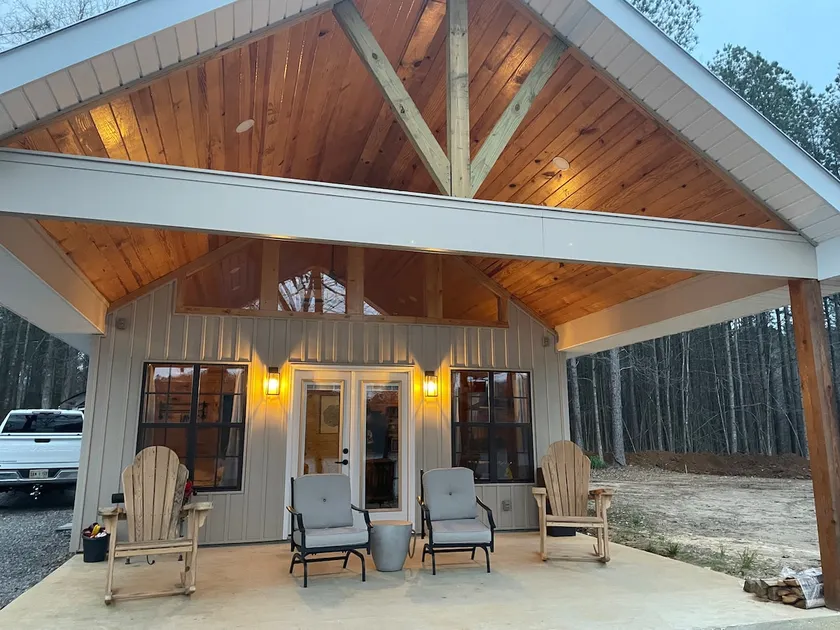 Cabin on lake. - Image 1