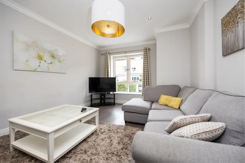 5-Bed Dream City Home by Sea, Free Parking, Garden - Image 1