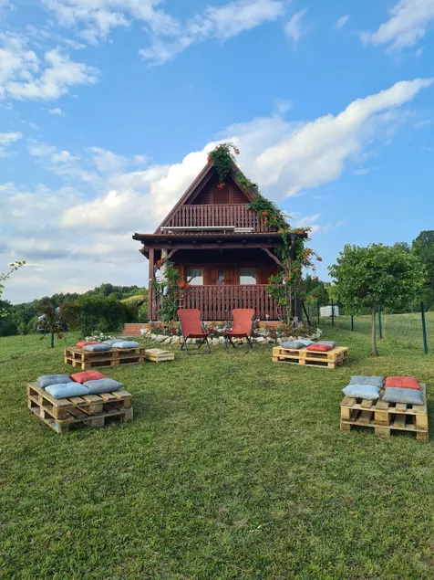 Charming wooden cabin in the mountains - Image 1