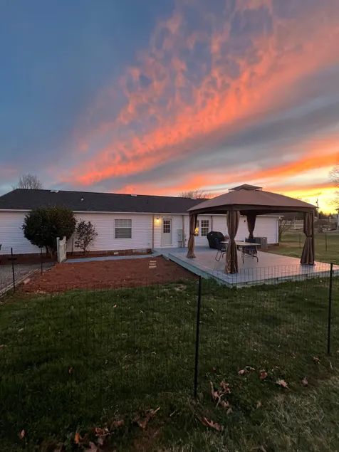 Quiet Clean 4BR pet friendly in town Large lot - Image 1