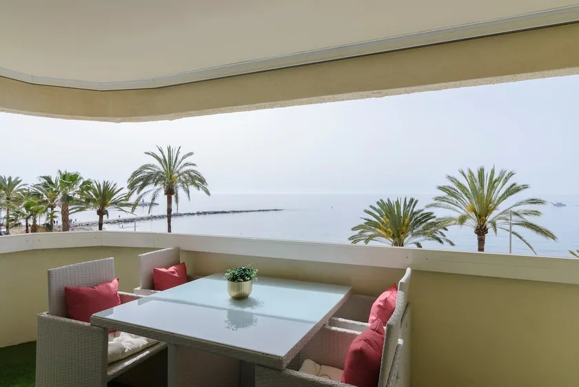 Lejlighed foran havet med udsigt over Marbella strandpromenade - Image 1