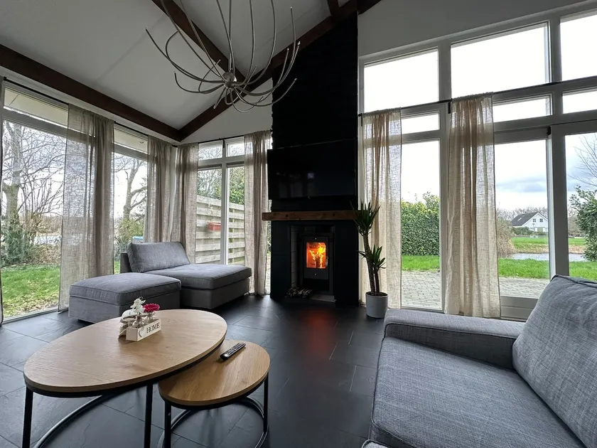 Spacious villa with hot tub & sauna for 10 people - Image 1
