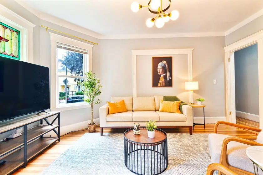 Newly Renovated Modern Retreat l Near T - Image 1