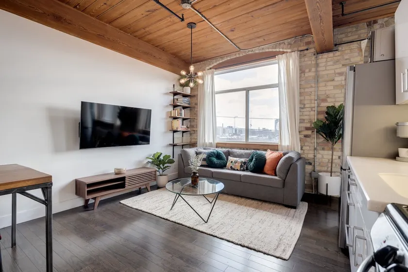 Downtown 1BR Modern Condo - Image 1