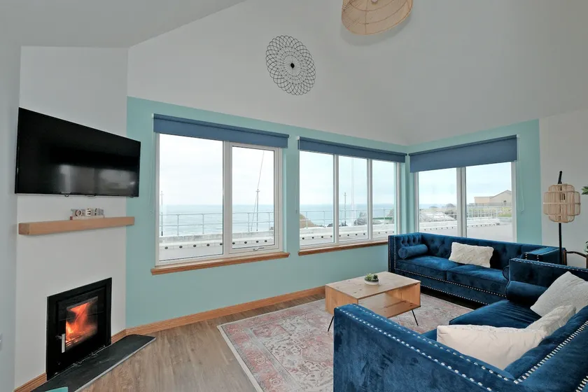 Relaxing Coastal Escape with Sea Views - Image 1