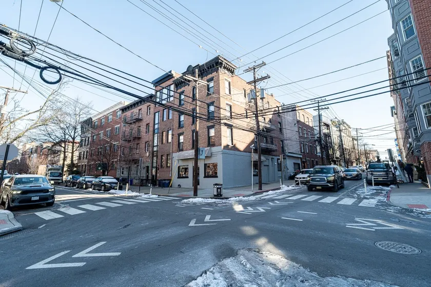 Charming 1BD Apt near NYC train - Image 1