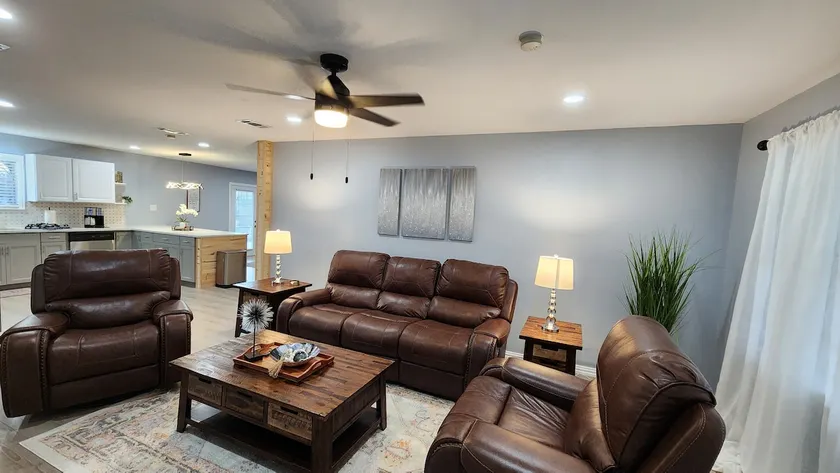 Elegant Spacious 3 Bedroom Home fenced back yard and Garage - Image 1