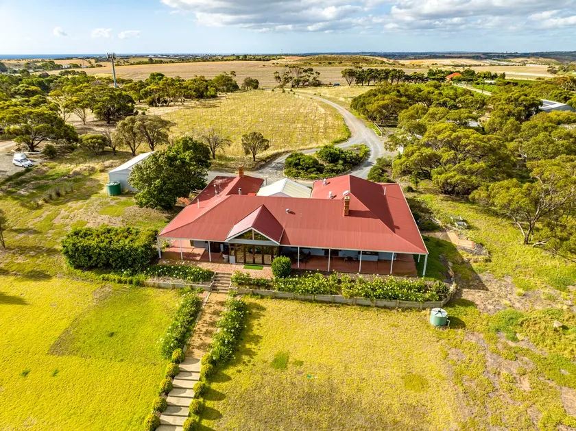 Condor Estate Spacious with Vineyard & Fireplace - Image 1