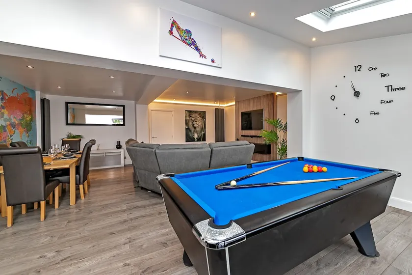 Contractors Dream~POOL TABLE~Close to Luton Airport~Three Double Bedrooms - Image 1
