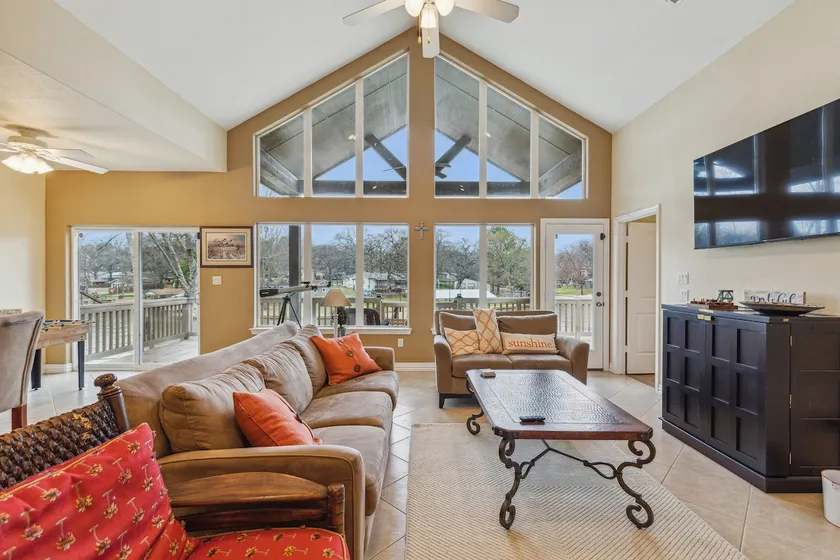 Stunning Lake Home Get Away on The Water! - Image 1
