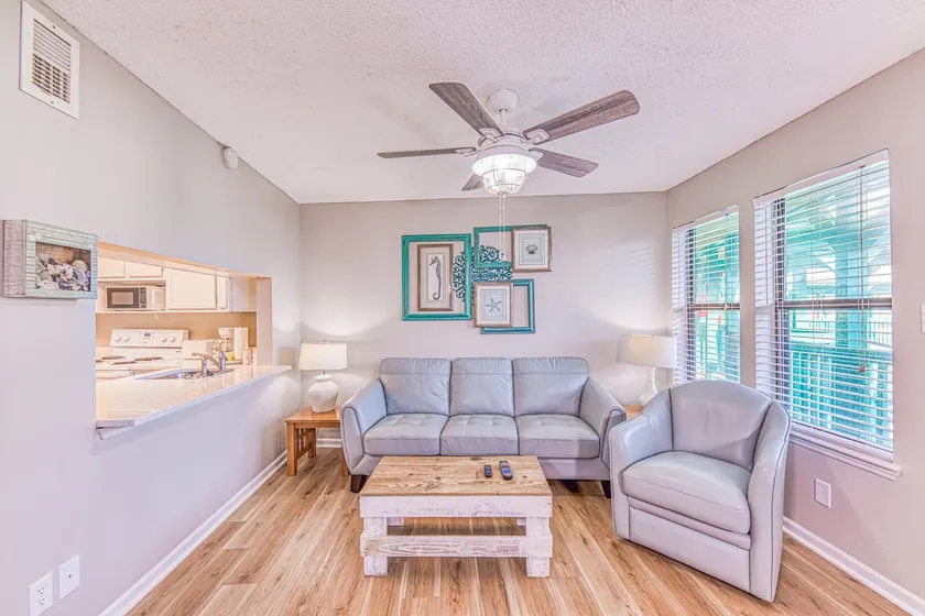 Condo de plage, thème de plage coloré, 2 lits-2 bains, SeaBreeze 308 - Image 1