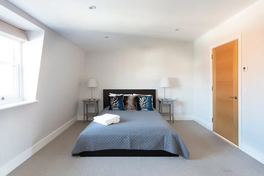 Fabulous Central Windsor Town House With Parking - Image 1