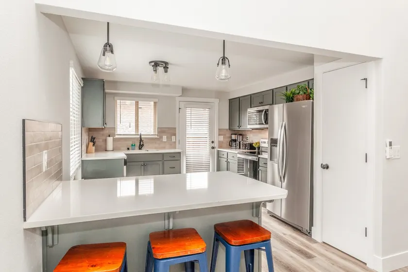 Central Cozy Modern 3Bd Oasis - Image 1