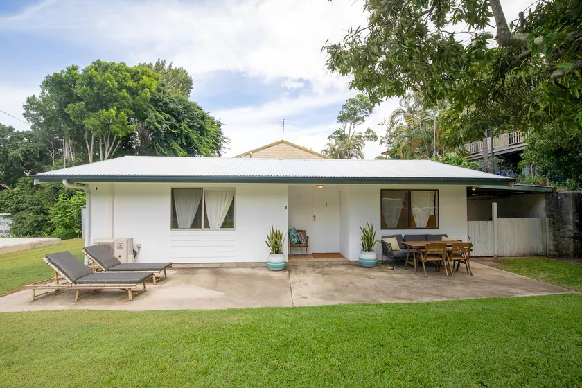 Cosy Straddie cottage + sleeps 6 + close to beach - Image 1