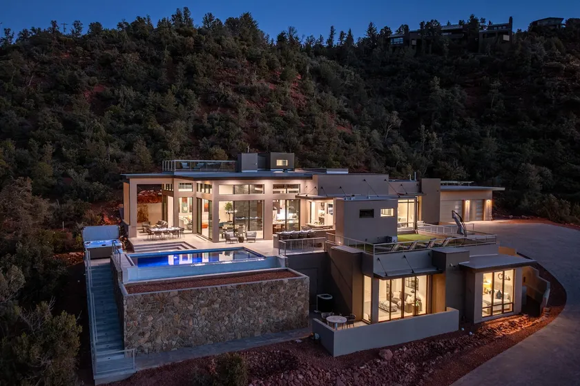 Luxe 4BR Entertainment Hub w/ Infinity Pool & Spa - Image 1