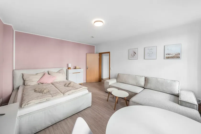 LeHaStays - Apartment Buckau 14 I Küche I WLAN I SmartTV I Innenhof - Image 1