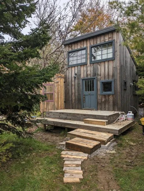 Petite Cabin - Image 1