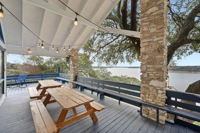 Peaceful Lake Front Home Sleeps 12 - Image 1
