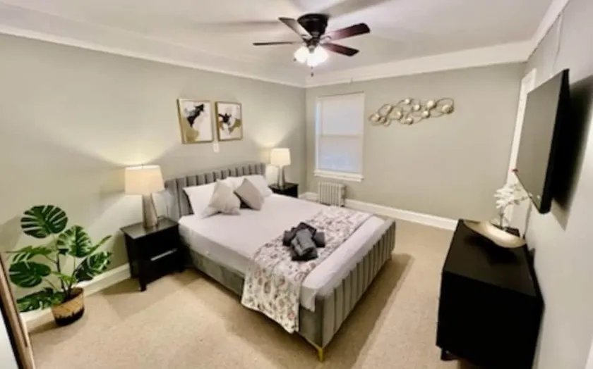 Walkable Oasis: Your Chic Loft Awaits (Near Shops) - Image 1