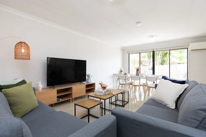 3 Bdr Apt! Full Kitchen! Covered Parking! 6BS3 - Image 1