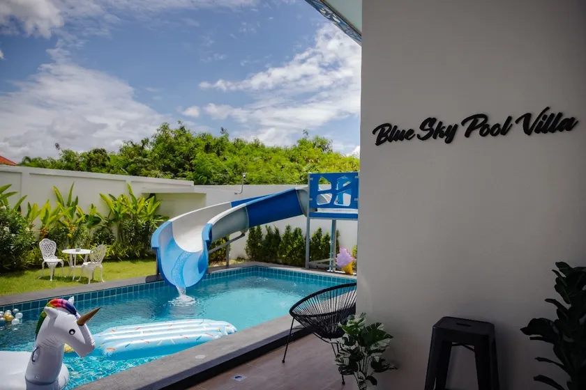 Blue sky pool villa - Image 1