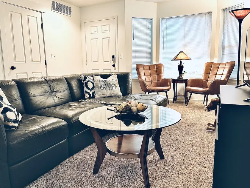 Full duplex for families by park - Image 1