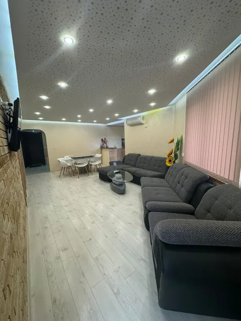 Sunny & Stylish Apartment - Image 1