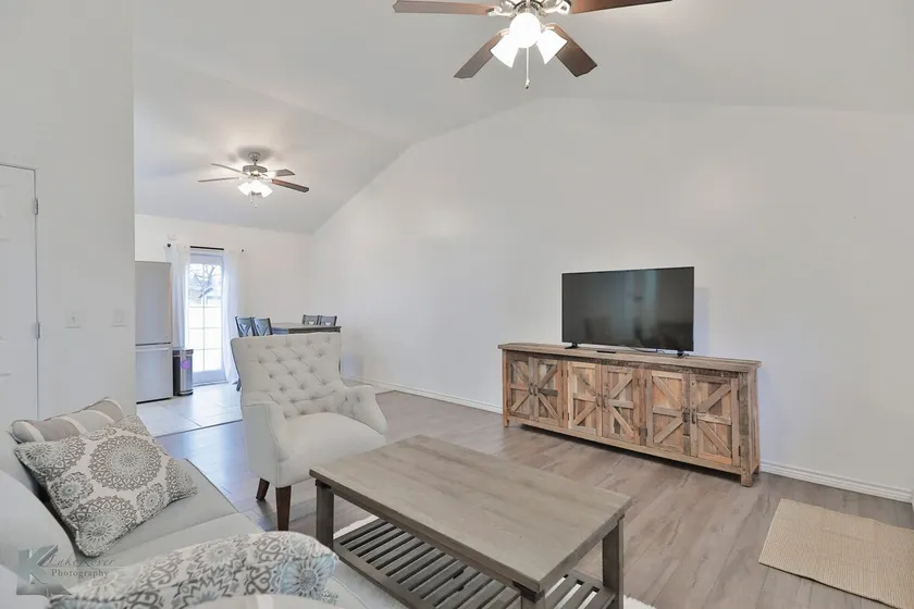 Simple 2 bedroom duplex (pet friendly but no cats) - Image 1