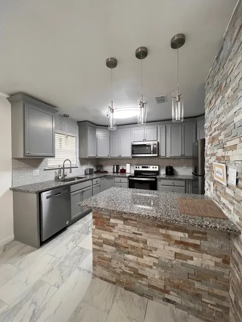 House 3bd/1,5 bath, full kitchen, TV in each room. - Image 1