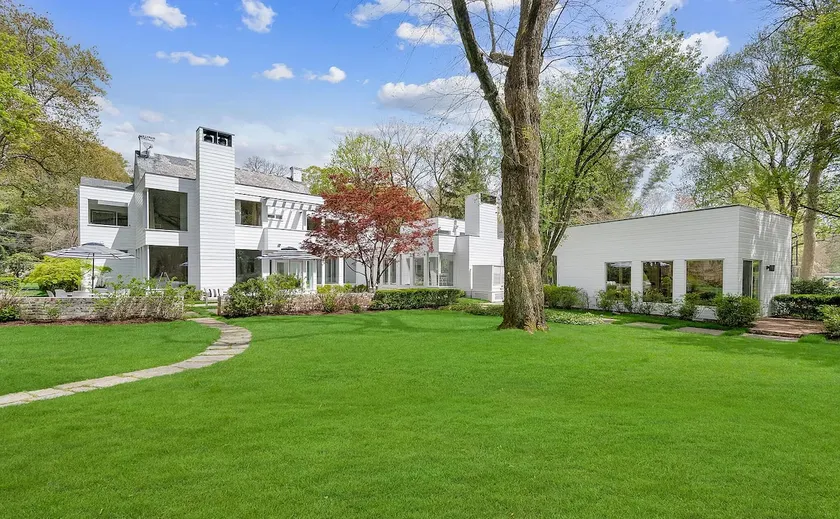 Mansion in Greenwich with lake - Image 1