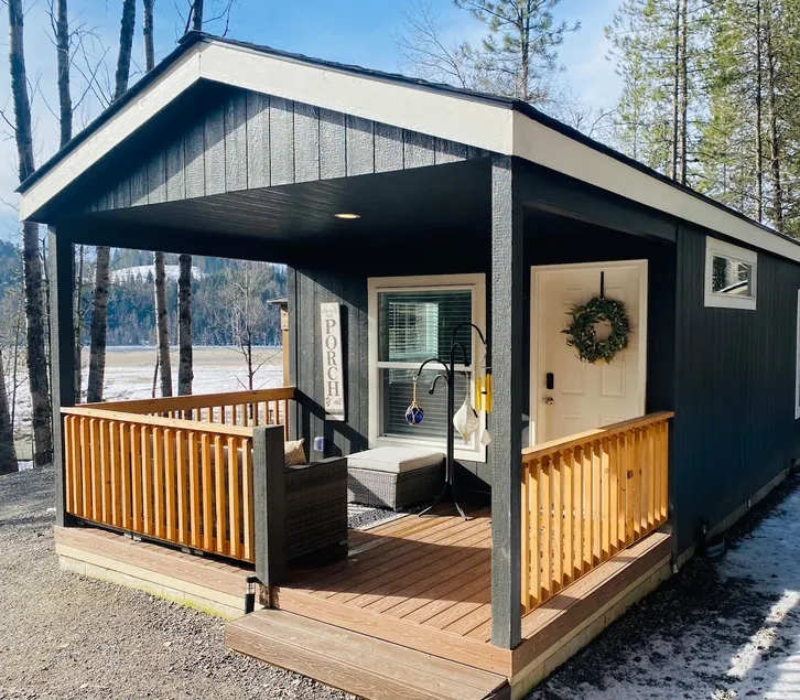 Small cabin with gazebo, fire pit and hot tub - Image 1