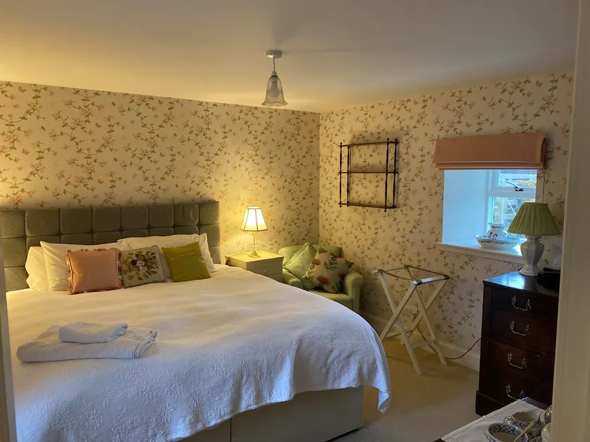 Double bedroom & en-suite garden annex - Image 1