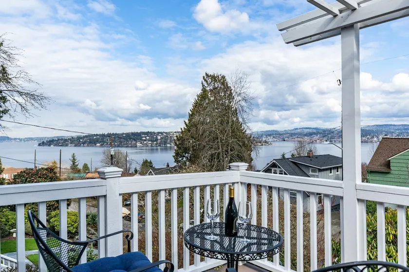 Lake Washington View Home with Hot Tub BBQ Garden - Image 1