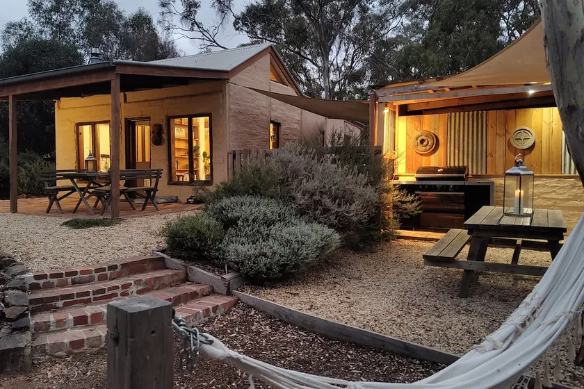 Bush cottage near Castlemaine | dam & pizza oven - Image 1