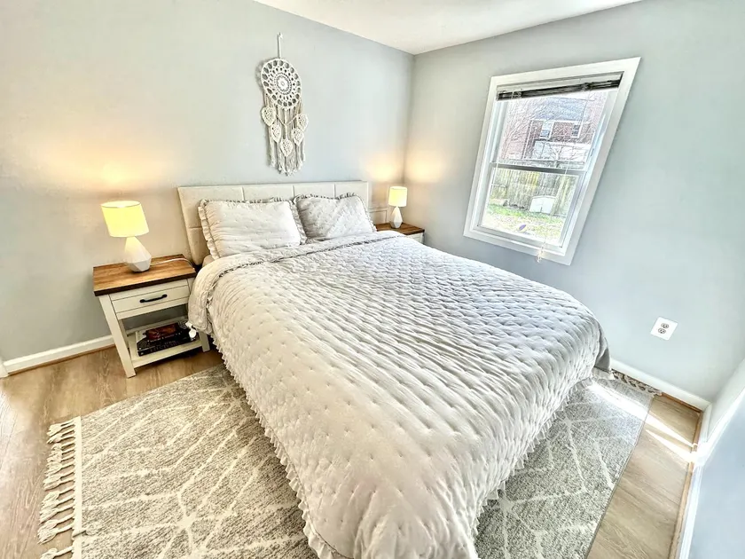 Pet friendly! 2BR 1BA newly renovated basement - Image 1