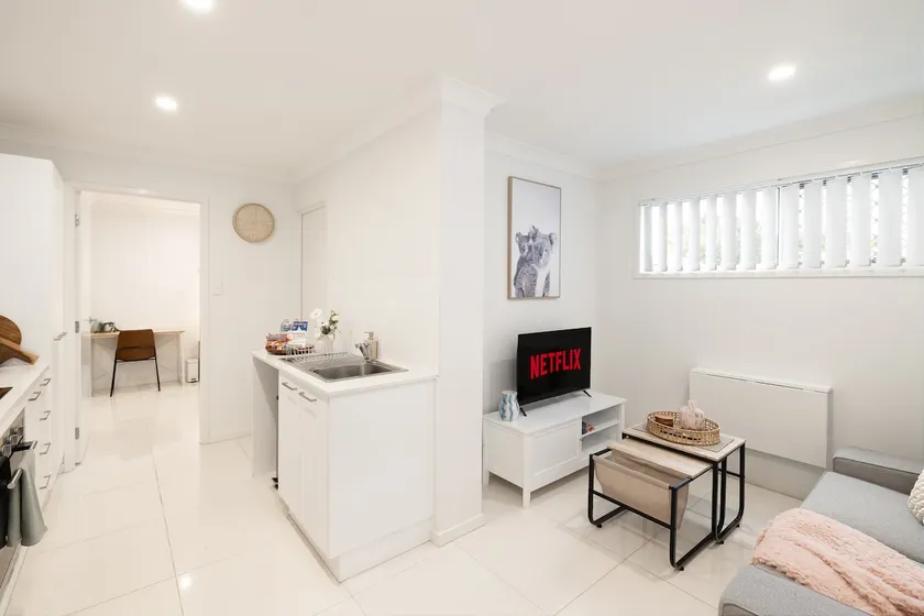 Clean Rocklea 1BR | Parking & AC | 231AF1 - Image 1