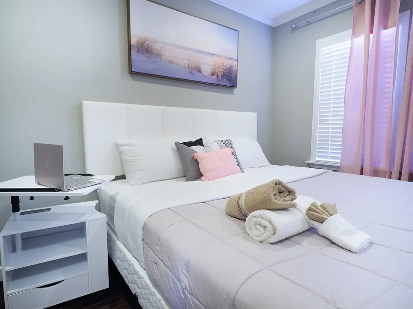 5BR Crew Hub | Sleeps 9+ | Fast WiFi + Parking - Image 1