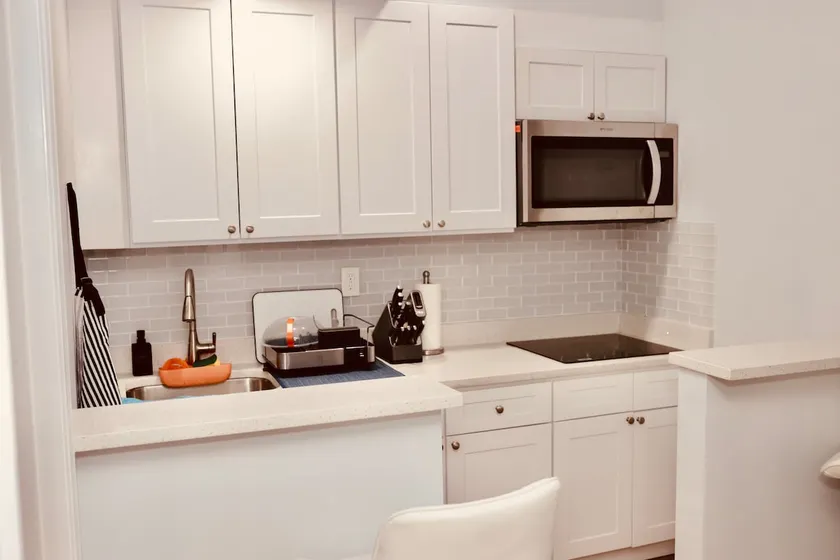 Luxurious 1 Bdrm: Comfort & Conv - Image 1
