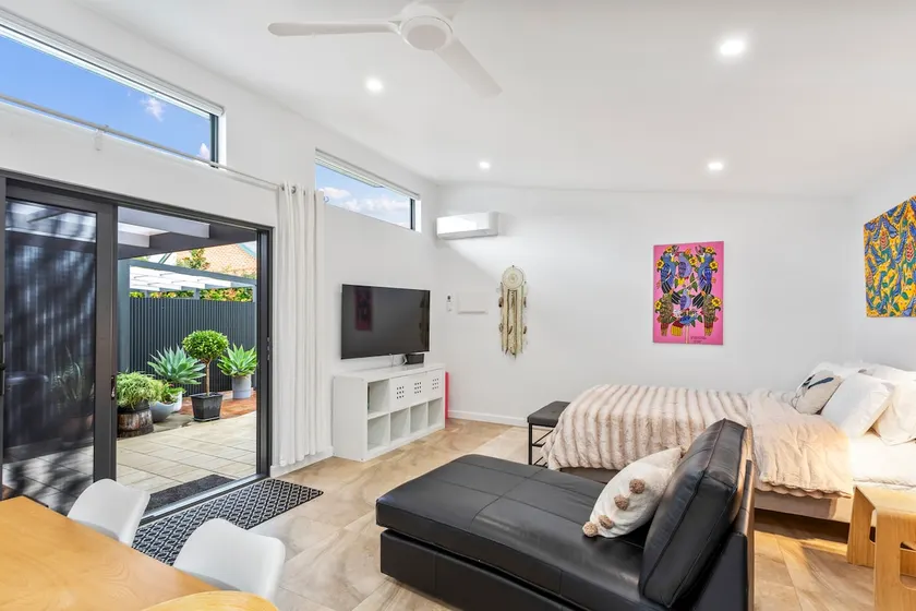 Large Garden Studio | No Steps | Patio & Free Pkng - Image 1