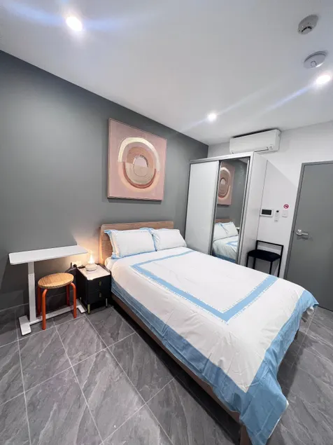 20% off Self-contained studio near train - Image 1
