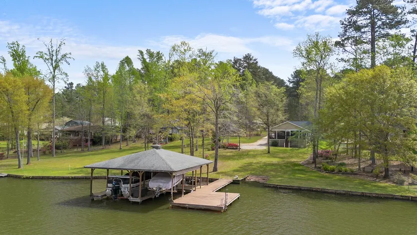 Lakeside Bungalow, Sleeps 12, Dock, Kayak + More! - Image 1
