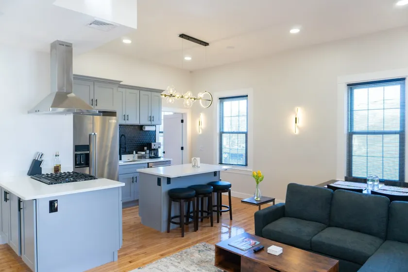 Luxurious 4 Bedroom Condo in Norwood - Image 1