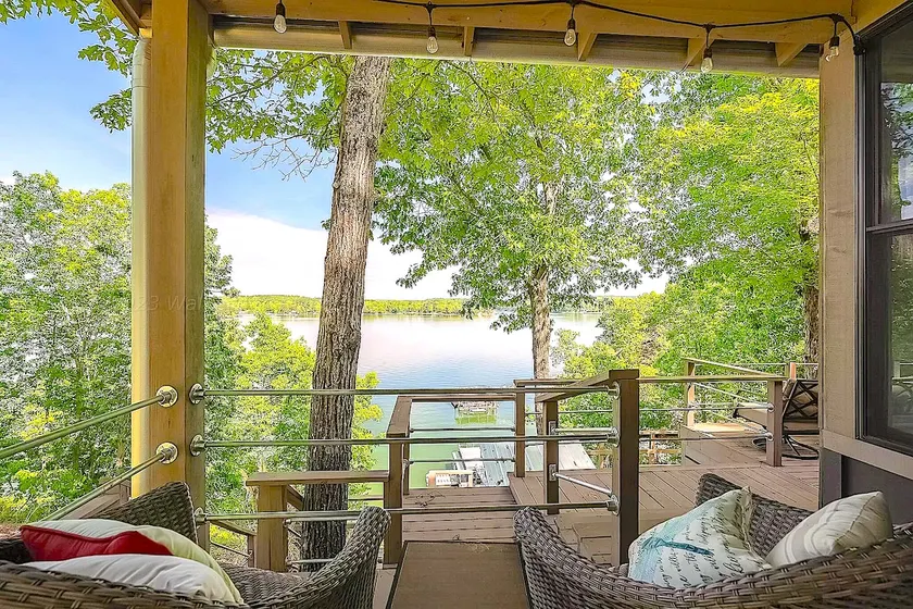 ꨄ︎ The Highland on Smith | Lakefront Family Cabin - Image 1