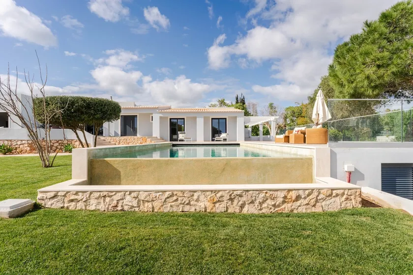 Luxurious 4Bedroom Villa Retreat - Image 1