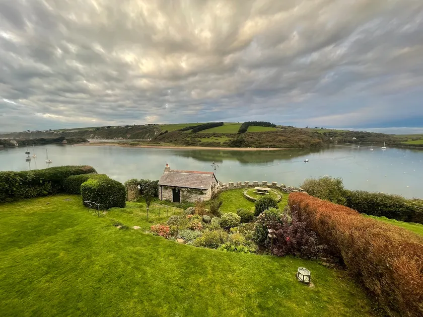 Fantastic waterfront family home - Image 1