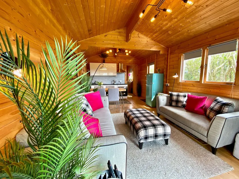 Yealm Cabin Self Catering Log Cabin in Devon with Hot Tub - Image 1