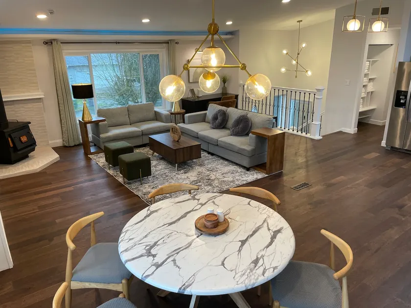 Open Concept Suburban Perfectly Fits Group of 5-9 - Image 1